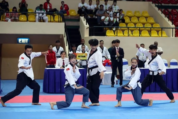 Các VĐV Việt Nam ở nội dung quyền sáng tạo đồng đội.